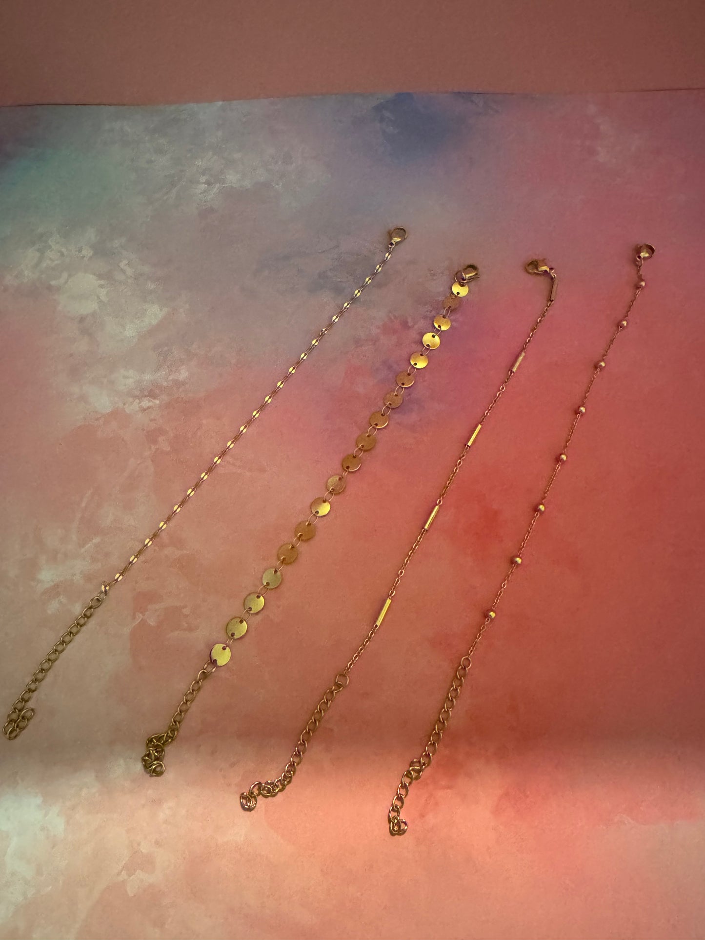 SET AUS 4 DÜNNEN ARMBÄNDERN – VERGOLDET